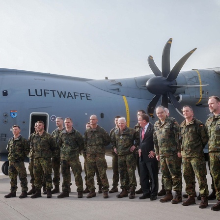  Boris Pistorius (M, SPD), Bundesminister der Verteidigung, verabschiedet das Vorkommando der Brigade Litauen auf dem militärischen Teil des Flughafens Berlin-Brandenburg (08.04.2024).