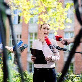 Manja Schreiner tritt vor die Mikrofone