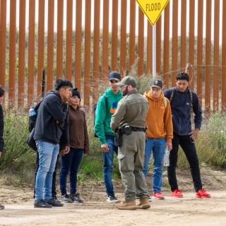 Flüchtlinge stellen sich der Grenzpolizei an der Grenze zu Mexiko