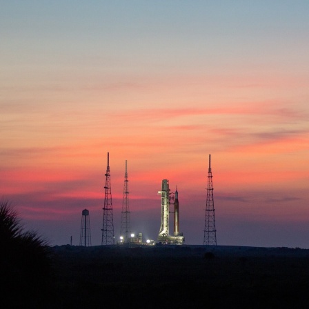 Rakete vor einem rot gefärbten Abendhimmel.