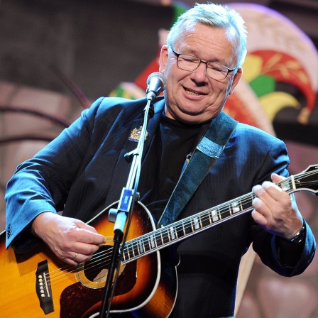 Der Kabarettist Bernd Stelter steht bei der "Großen Kölner Mädchensitzung" im Gürzenich 2014 mit seiner Gitarre auf der Bühne