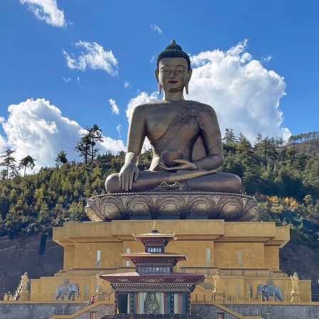 Ein großer sitzender Buddha im Königreich Bhutan.