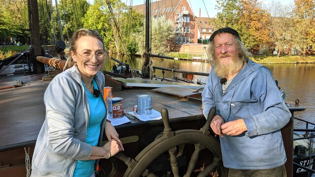 Fritz und Nina auf einem Plattbodenschiff im Emdener Hafen.