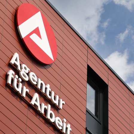 Schriftzug und Logo der Agentur für Arbeit an einem Gebäude