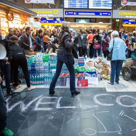 Hunderte Freiwillige haben Lebensmittel, Getraenke und Kleidung in den Hauptbahnhof in Frankfurt am Main gebracht um Flüchtlinge willkommen zu heissen und zu helfen, die mit Zügen aus München hier ankommen sollten. 