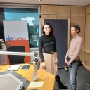 Juliane Bergmann und Lisa Kreißler stehen im Hörfunkstudio von NDR Kultur. 