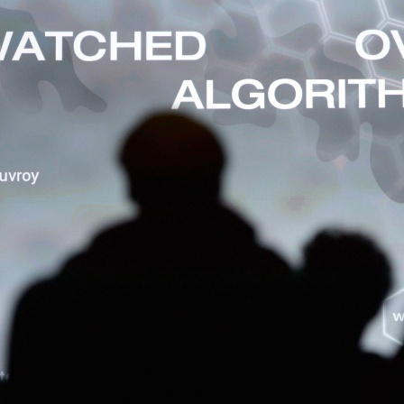 Besucher lauschen Vortrag über Algorithmen