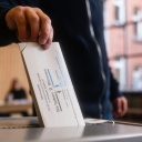 Landtagswahl in Nordrhein-Westfalen: Ein Mann wirft in einer Sporthalle seinen Stimmzettel in die Wahlurne. (Bild: dpa)