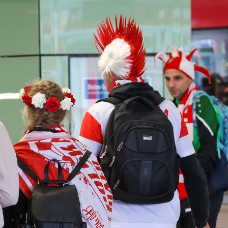 Polnische Fans kommen mit einem Fußballsonderzug im Bahnhof Altona an