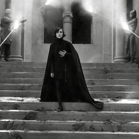 Das Beitragsbild des WDR3 Kulturfeature zeigt Asta Nielsen in einer Szene des Stummfilms Hamlet 1921.