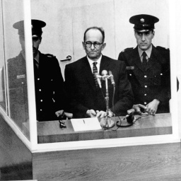 Der NS-Kriegsverbrecher Adolf Eichmann während seiner Vernehmung am ersten Prozesstag vor dem Jerusalemer Bezirksgericht (Foto vom 11.4.1961).