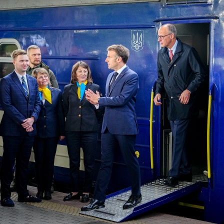 Emmanuel Macron und Friedrich Merz kommen mit einem Zug auf dem Hauptbahnhof in Kiew an