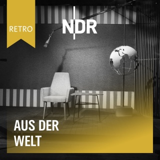 NDR Retro - Aus der Welt: Ein Studio mit einem Mikrofon über einem Stuhl und Tisch und einer Weltkugel an einer Stange