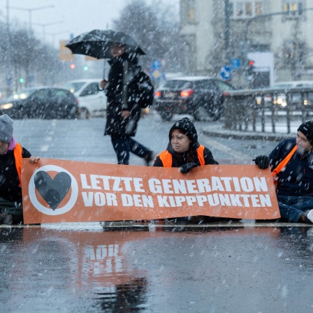 Aktivisten der „Letzten Generation“ kleben sich auf der Dresdner Bergstraße fest und wollen damit auf die Einhaltung der Klimaziele aufmerksam machen. 