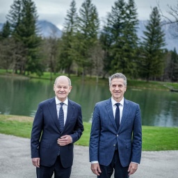 Bundeskanzler Olaf Scholz (l, SPD) wird von Robert Golob, Ministerpräsident der Republik Slowenien, vor Schloss Brdo empfangen.