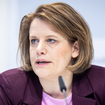 Niedersachsens grüne Kultusministerin Julia Willie Hamburg spricht auf einer Pressekonferenz.