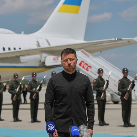Ukraines Präsident Wolodymyr Selenskyj spricht mit Journalisten nach seiner Ankunft auf dem Flughafen Esenboga in Ankara.