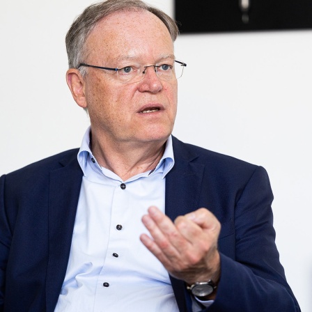 Stephan Weil (SPD), Ministerpräsident von Niedersachsen, sitzt in seinem Büro in der Staatskanzlei.
