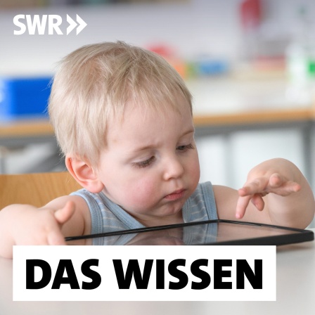 Ein kleiner Junge tippt auf einem Tablet: Ob Tablet oder Smartphone: Kleinkinder kommen etwa mit eins damit erstmals in Kontakt. Fachleute warnen und fordern: &#034;Bildschirmfrei bis drei&#034;. Aber die Studienlage ist uneindeutig. Es kommt auf die Art der Nutzung an.