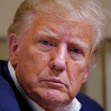 Der ehemalige US-Präsident Donald Trump spricht nach einer Wahlkampfveranstaltung auf dem Waco Regional Airport in den USA.