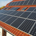 Eine Photovoltaikanlage auf einem Eigenheim.