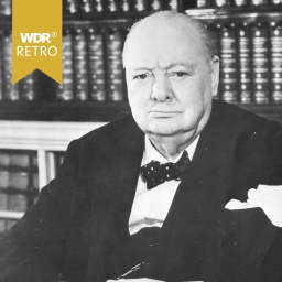 Winston Churchill in seinem Büro in der Downing Street No. 10, mit Bücherregal im Hintergrund