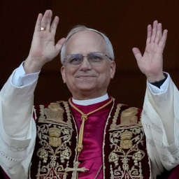 Der neu gewählte Papst Leo XIV. grüßt nach dem Konklave auf dem Balkon des Petersdoms.