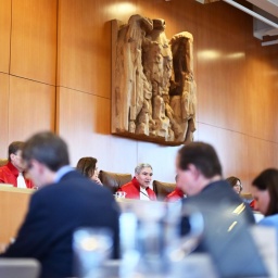 Der Erste Senat des Bundesverfassungsgerichts, Henning Radtke (l-r), Yvonne Ott, Stephan Harbarth, Vorsitzender des Senats und Präsident des Gerichts, Josef Christ und Ines Härtel, eröffnet eine Verhandlung. In roten Roben sitzen die Richterinnen und Richter im hölzernen Saal. Im Hintergrund der Bundesaadler an der Wand.