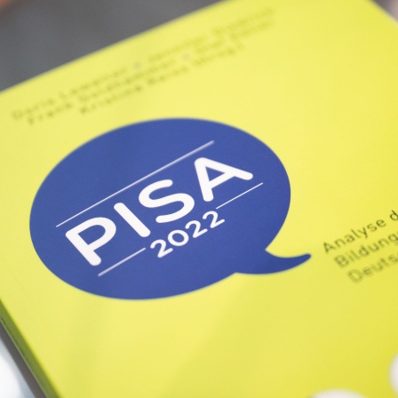 Bei der Vorstellung der Pisa-Studie 2022 in der Bundespressekonferenz liegt ein Exemplar der Studie auf einem Tisch (Bild: dpa / Christophe Gateau)