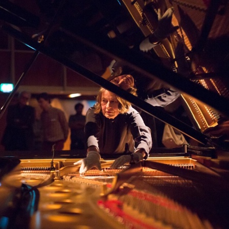 Künstlerin und Musikerin Michaela Melián bei ihrer Performance Chant du Nix beim Kölner Kongress 2019.