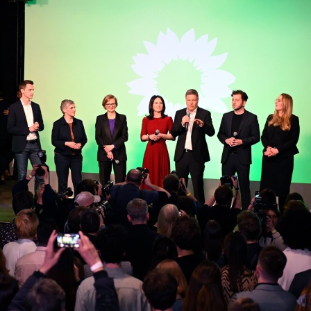 Andreas Audretsch (ganz links), Wahlkampfleiter von Bündnis 90/Die Grünen für die Bundestagswahl 2025, steht mit den Granden seiner Partei, darunter Spitzenkandidat Robert Habeck, bei der Wahlparty auf der Bühne.
