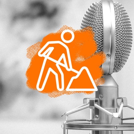 Ein Mikrofon mit einer Collage in orangener Farbe und einer weißen Zeichnung, eines Mannes mit Schaufel darauf. 