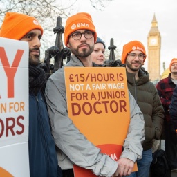 Angehende Ärzte demonstrieren in London.