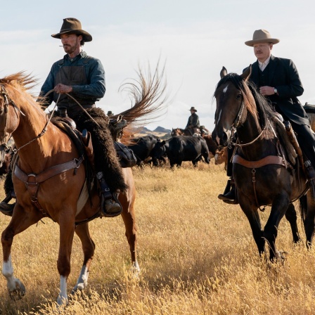 Benedict Cumberbatch (l) als Phil Burbank und Jesse Plemons als George Burbank in einer Szene des Films &#034;The Power of the Dog&#034; (undatierte Filmszene).