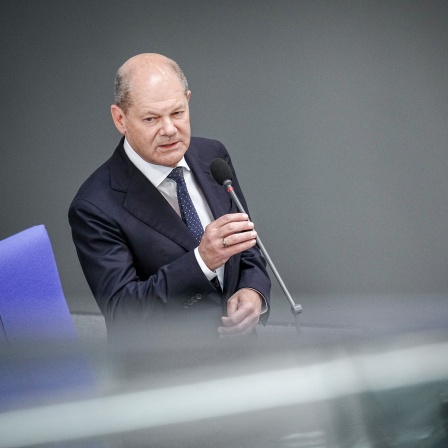 Bundeskanzler Olaf Scholz (SPD) nimmt an der Regierungsbefragung im Bundestag teil.