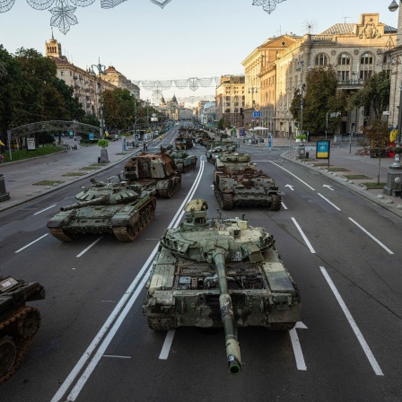 Ein Blick auf zerstörte russische Militärfahrzeuge in der Innenstadt von Kiew.