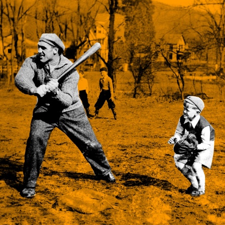 Ein Mann und ein kleiner Junge spielen Baseball in einem historischen Foto. 
