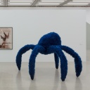 In der Ausstellung "Das Tier in Dir2 im Winer mumok steht eine große, blaue Spinne aus Plüsch.