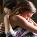 Zwei junge Frauen umarmen sich.