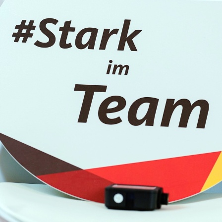 Ein Schild mit der Aufschrift «#Stark im Team» steht beim Parteitag der rheinland-pfälzischen CDU an einem Stand auf einem Stuhl.
