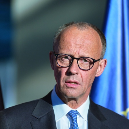 Der neue Bundeskanzler Friedrich Merz (CDU) schaut besorgt in die Kamera.