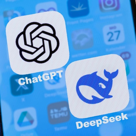 Die Logos von ChatGPT und Deepseek auf einem Handybildschirm.