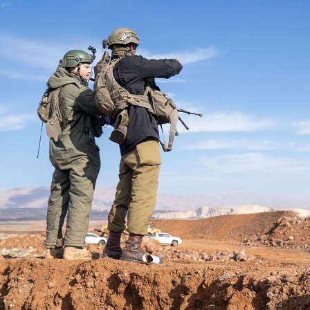 Israelische Soldaten, die auf den von Israel besetzten Golanhöhen Wache stehen. 