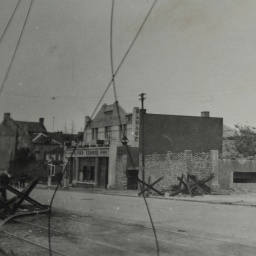 Schwarz-Weiß: Ein Foto von 1939 einer durch den 2. Weltkrieg verbarrikadierten Straße.