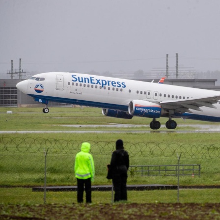 Ein Passagierflugzeug beim Start vom Rollfeld.