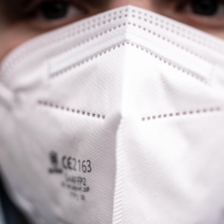 ILLUSTRATION - Ein junger Mann trägt eine FFP2-Maske. Zum Schutz vor dem Coronavirus sollen mehr Menschen aus Risikogruppen vom Bund finanzierte FFP2-Masken bekommen als zunächst vorgesehen. Nach einem Abgleich mit Versichertendaten der Krankenkassen so