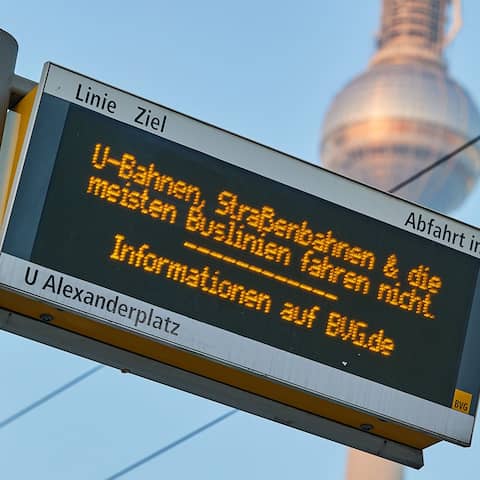 An einer Anzeigetafel einer Tramstation am Alexanderplatz wird im Februar 2024 auf einen ganztägigen Warnstreik bei Berlins U-Bahnen, Bussen und Trams hingewiesen. (Quelle: Jörg Carstensen)