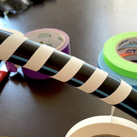 Selbstgebastelter Hula-Hoop-Reifen, umwickelt mit Tape.