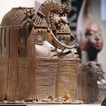 Benin-Bronzen in den Ausstellungsräumen des Humboldt-Forums: Die Frage der Raubkunst beschäftigt die ethnologischen Museen in Deutschland seit Jahren. Doch 2022 kommt Bewegung in die zähen Verhandlungen: Die Staatlichen Museen zu Berlin etwa geben alle Benin-Bronzen an Nigeria zurück, behalten ein Drittel der Objekte nur als Leihgaben.