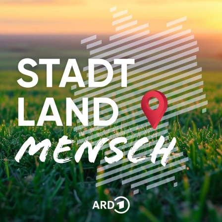 Sendereihenbild: Worte "Stadt, Land, Mensch" auf einer grünen Wiese mit Morgentau und aufgehender Sonne; daneben eine Ortsmarkierung auf einer gestrichelten Grafik in Form der BRD